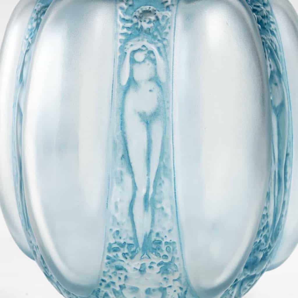 Vase « Six Figurines et Masques » verre blanc patiné bleu de René LALIQUE | Biron Vase "Six Figurines et Masques" verre blanc patiné bleu de René LALIQUE