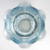 Vase « Six Figurines et Masques » verre blanc patiné bleu de René LALIQUE | Biron Vase "Six Figurines et Masques" verre blanc patiné bleu de René LALIQUE