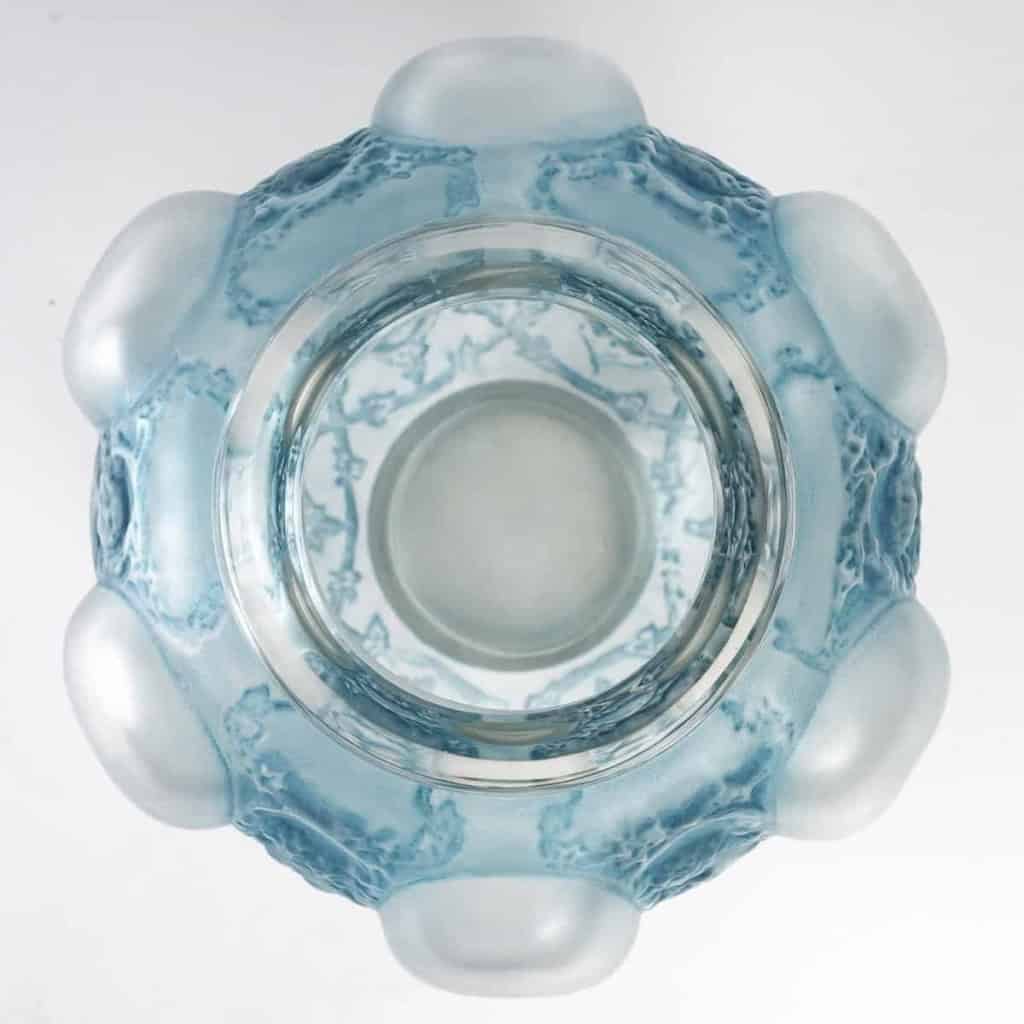Vase « Six Figurines et Masques » verre blanc patiné bleu de René LALIQUE | Biron Vase "Six Figurines et Masques" verre blanc patiné bleu de René LALIQUE