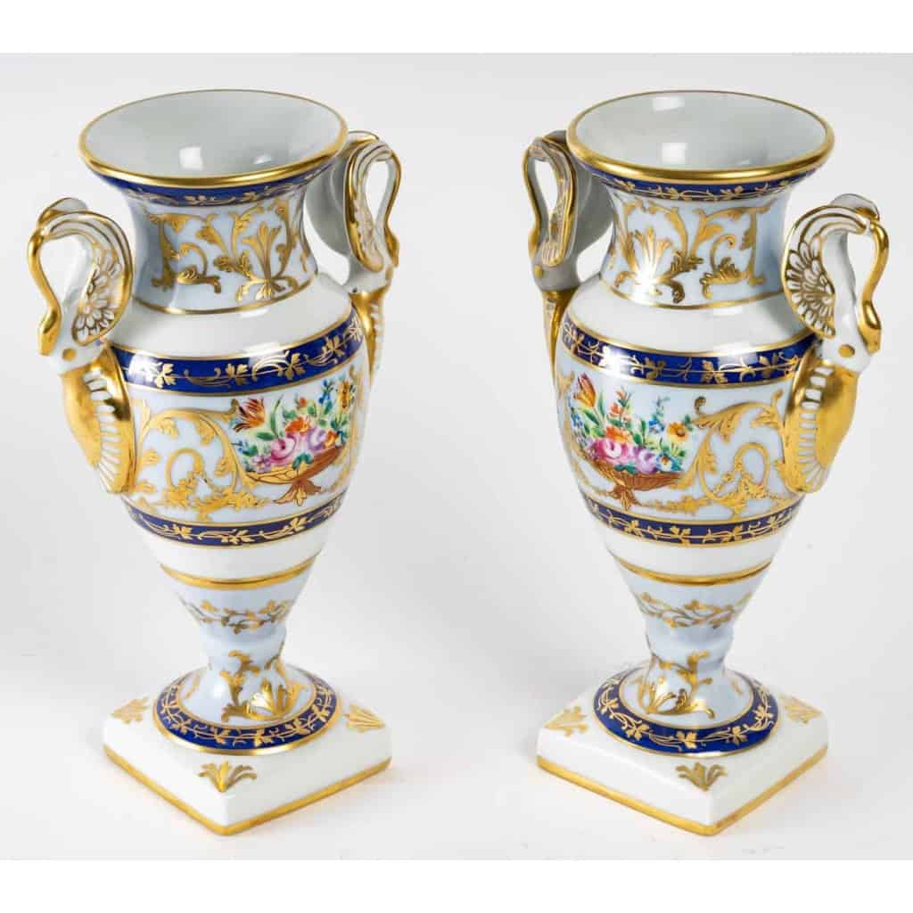 Paire de vases directoires Le Tallec, à motifs Baron Jourdan | Biron Paire de vases directoires Le Tallec, à motifs Baron Jourdan