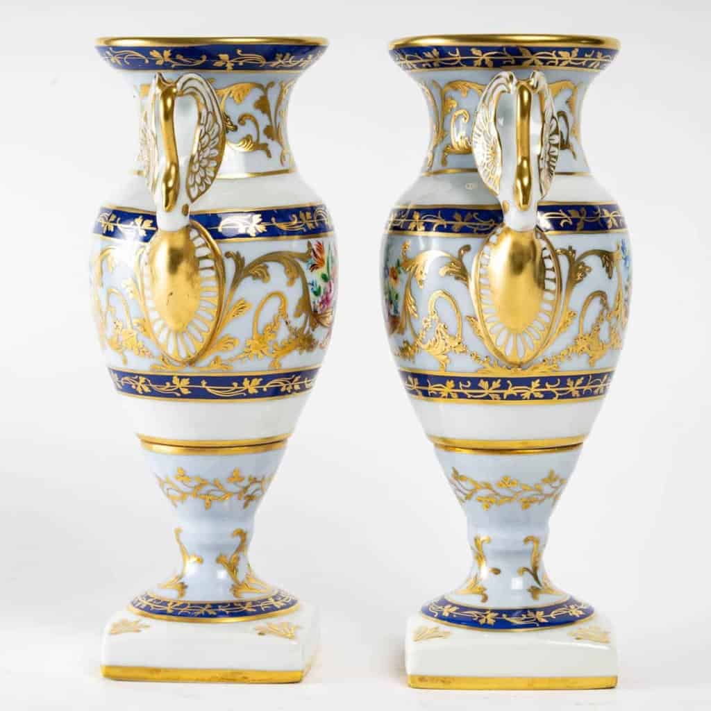 Paire de vases directoires Le Tallec, à motifs Baron Jourdan | Biron Paire de vases directoires Le Tallec, à motifs Baron Jourdan