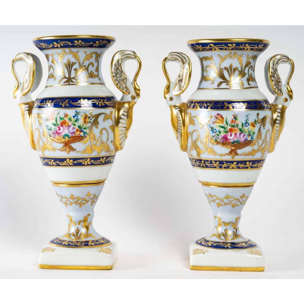 Paire de vases directoires Le Tallec, à motifs Baron Jourdan | Biron Paire de vases directoires Le Tallec, à motifs Baron Jourdan