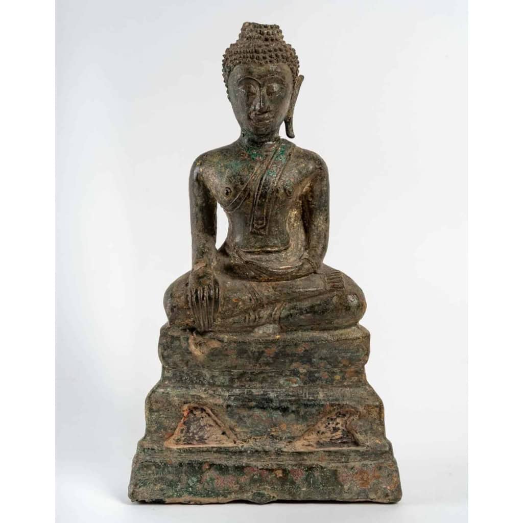 Bouddha en bronze, assis en position de la prise de la terre à témoin ou vainqueur de Mâra, fin 17ème ou début 18ème. | Biron |||||||||