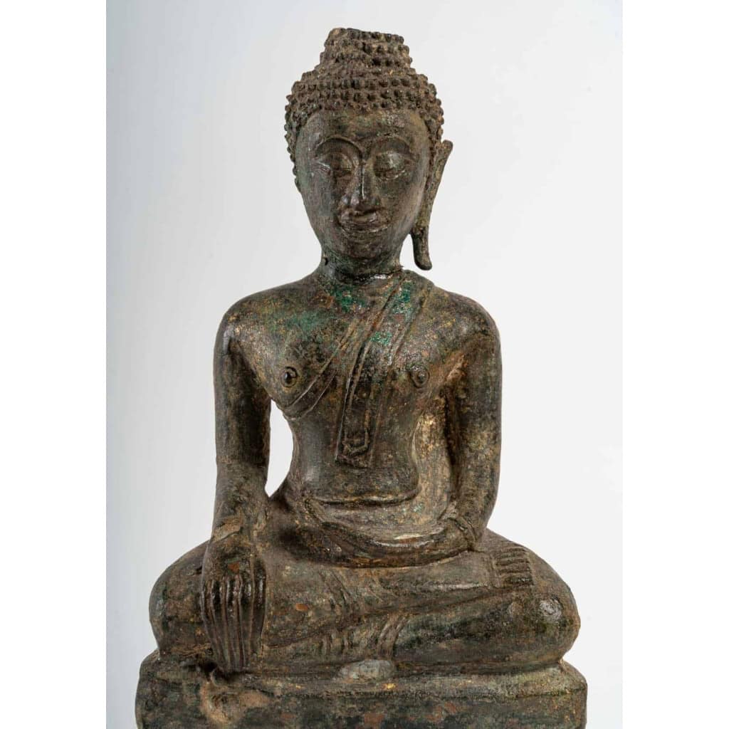 Bouddha en bronze, assis en position de la prise de la terre à témoin ou vainqueur de Mâra, fin 17ème ou début 18ème. | Biron Bouddha en bronze, assis en position de la prise de la terre à témoin ou vainqueur de Mâra, fin 17ème ou début 18ème.