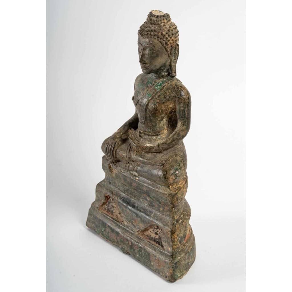 Bouddha en bronze, assis en position de la prise de la terre à témoin ou vainqueur de Mâra, fin 17ème ou début 18ème. | Biron Bouddha en bronze, assis en position de la prise de la terre à témoin ou vainqueur de Mâra, fin 17ème ou début 18ème.
