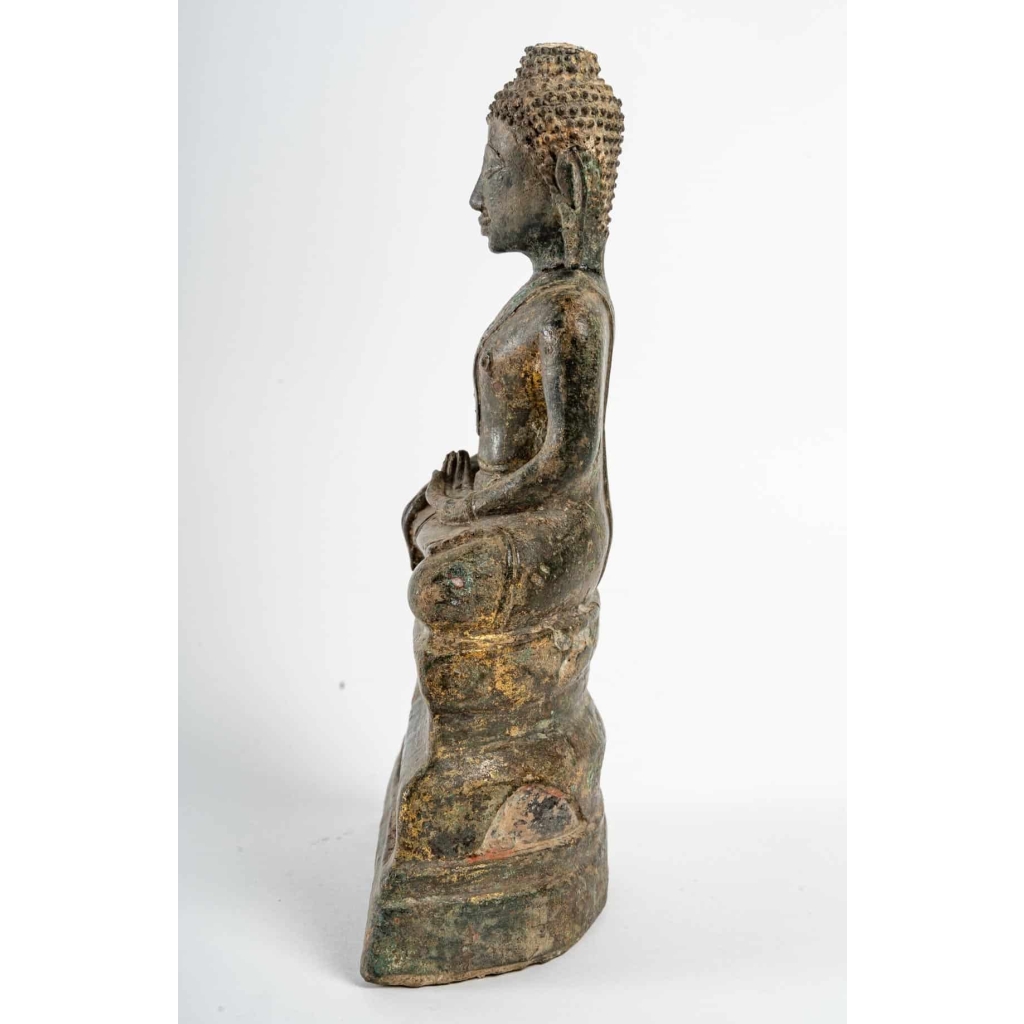 Bouddha en bronze, assis en position de la prise de la terre à témoin ou vainqueur de Mâra, fin 17ème ou début 18ème. | Biron Bouddha en bronze, assis en position de la prise de la terre à témoin ou vainqueur de Mâra, fin 17ème ou début 18ème.