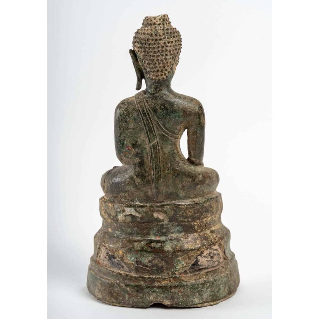Bouddha en bronze, assis en position de la prise de la terre à témoin ou vainqueur de Mâra, fin 17ème ou début 18ème. | Biron Bouddha en bronze, assis en position de la prise de la terre à témoin ou vainqueur de Mâra, fin 17ème ou début 18ème.