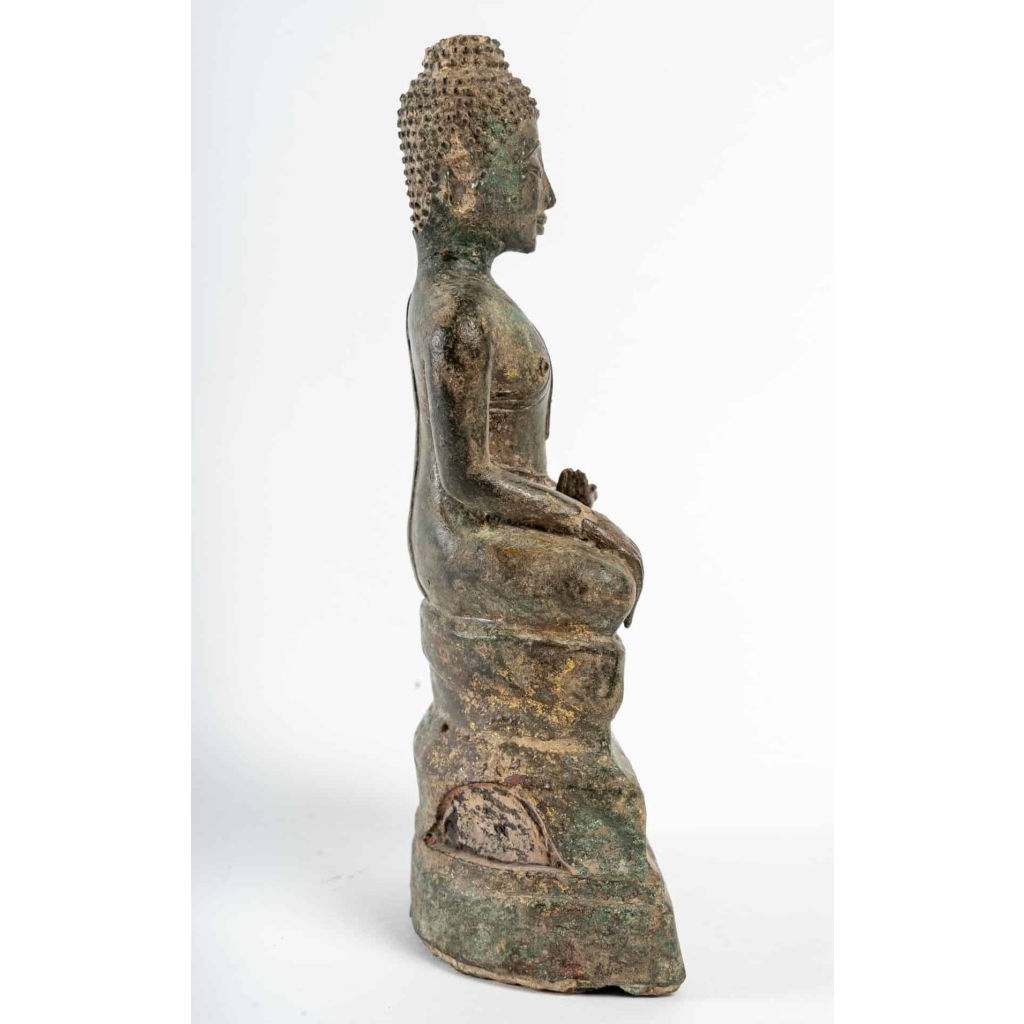 Bouddha en bronze, assis en position de la prise de la terre à témoin ou vainqueur de Mâra, fin 17ème ou début 18ème. | Biron Bouddha en bronze, assis en position de la prise de la terre à témoin ou vainqueur de Mâra, fin 17ème ou début 18ème.