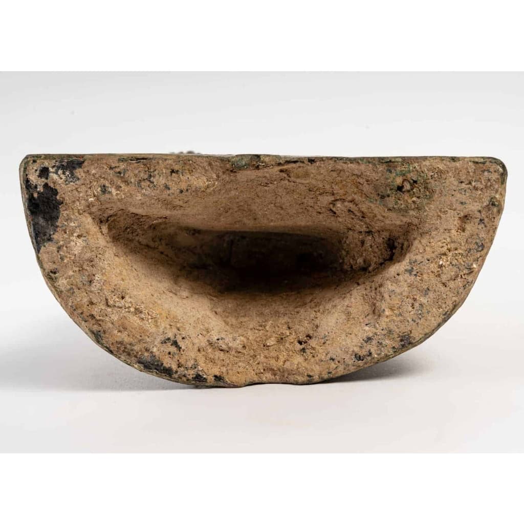 Bouddha en bronze, assis en position de la prise de la terre à témoin ou vainqueur de Mâra, fin 17ème ou début 18ème. | Biron Bouddha en bronze, assis en position de la prise de la terre à témoin ou vainqueur de Mâra, fin 17ème ou début 18ème.