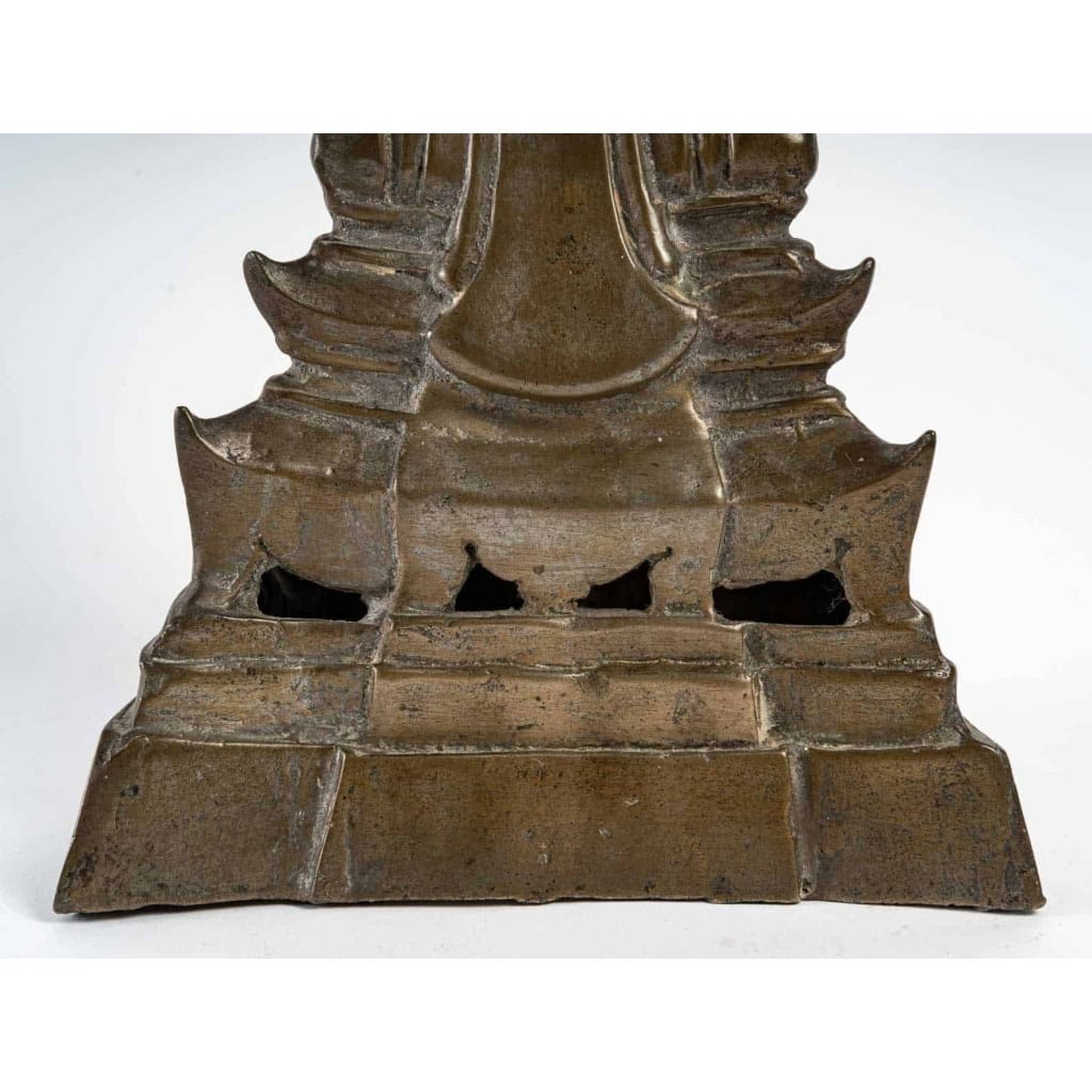 Bouddha en bronze, assis en position de la prise de la terre à témoin ou vainqueur de Mâra, fin 17ème ou début 18ème. | Biron Bouddha en bronze, assis en position de la prise de la terre à témoin ou vainqueur de Mâra, fin 17ème ou début 18ème.