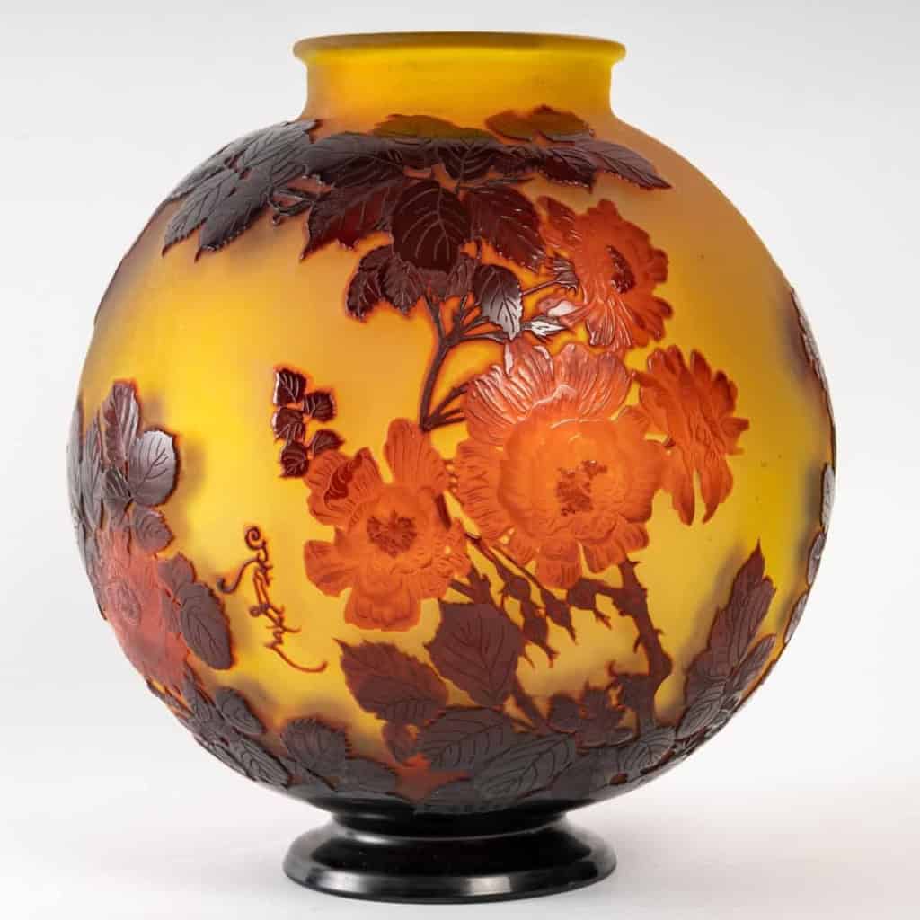 Important vase boule au feuillage rouge. Signé Gallé. | Biron |||||