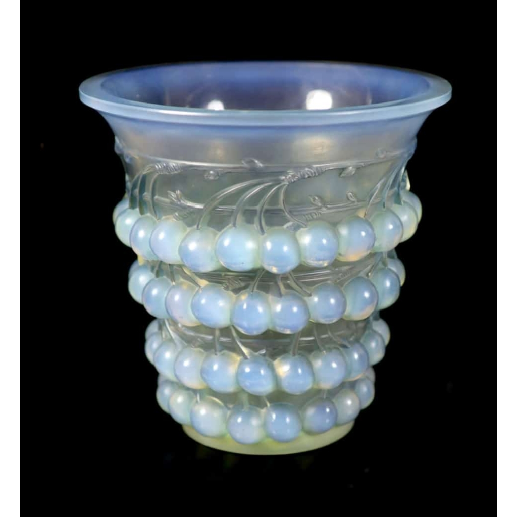 R. Lalique – Vase « Montmorency » Opalescent,1930 | Biron R. Lalique - Vase « Montmorency » Opalescent,1930