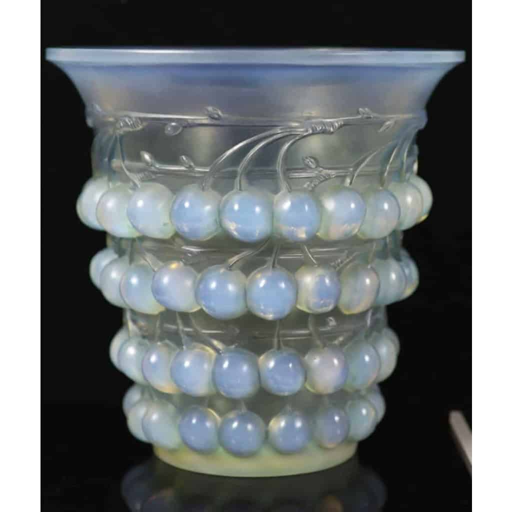R. Lalique – Vase « Montmorency » Opalescent,1930 | Biron R. Lalique - Vase « Montmorency » Opalescent,1930