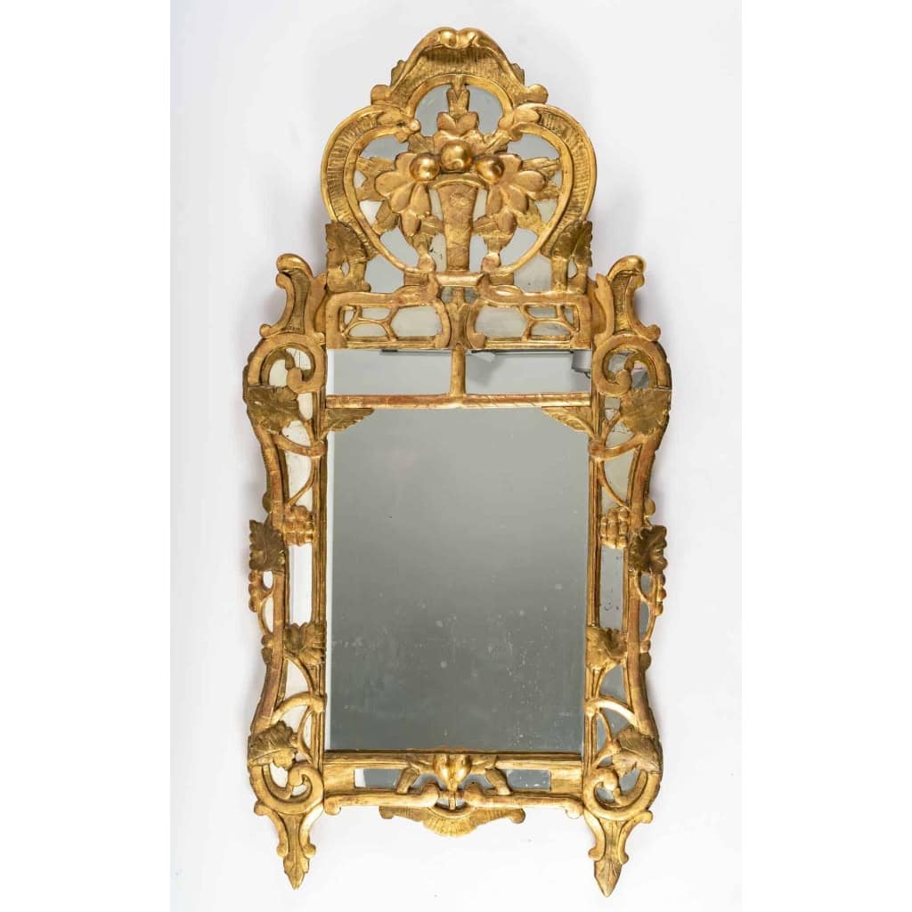 Grand miroir à parecloses d’époque Louis XV (1724 – 1774). | Biron |||||||