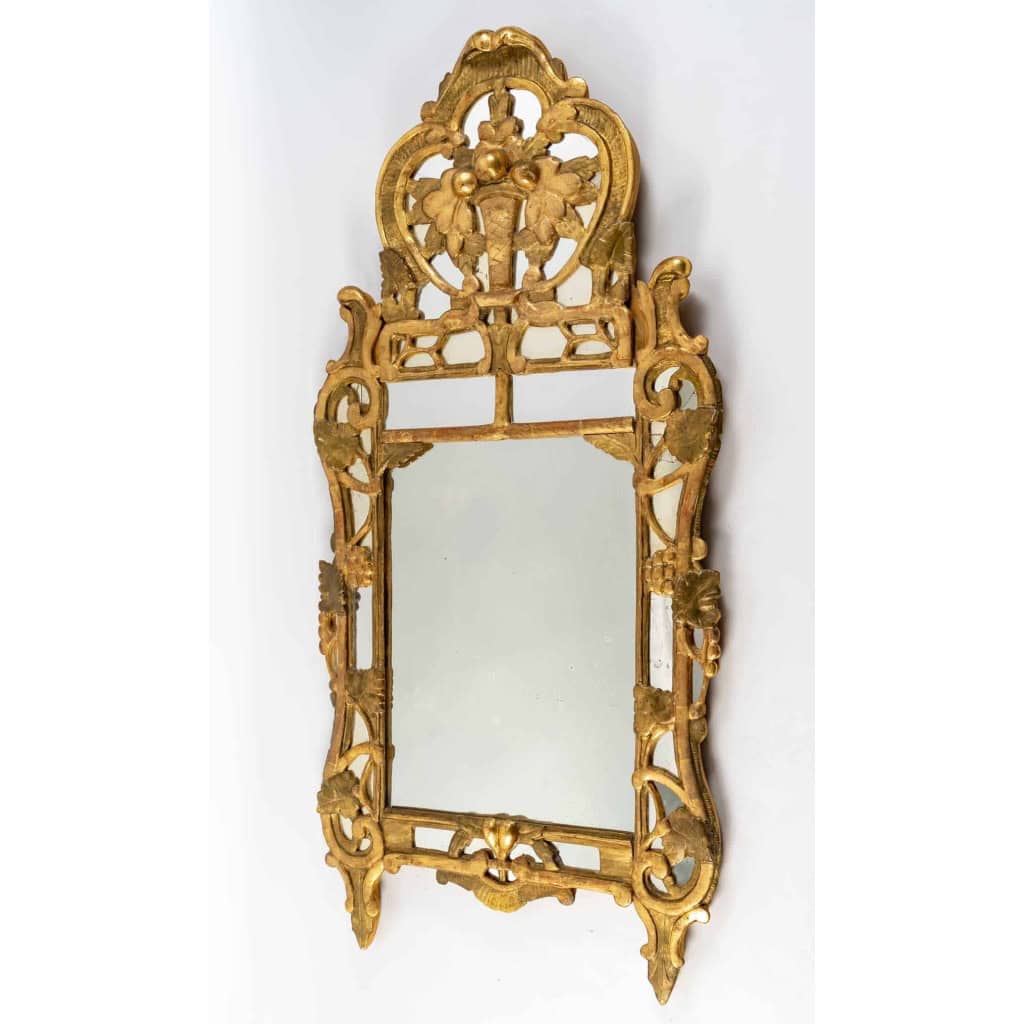 Grand miroir à parecloses d’époque Louis XV (1724 – 1774). | Biron Grand miroir à parecloses d'époque Louis XV (1724 - 1774).