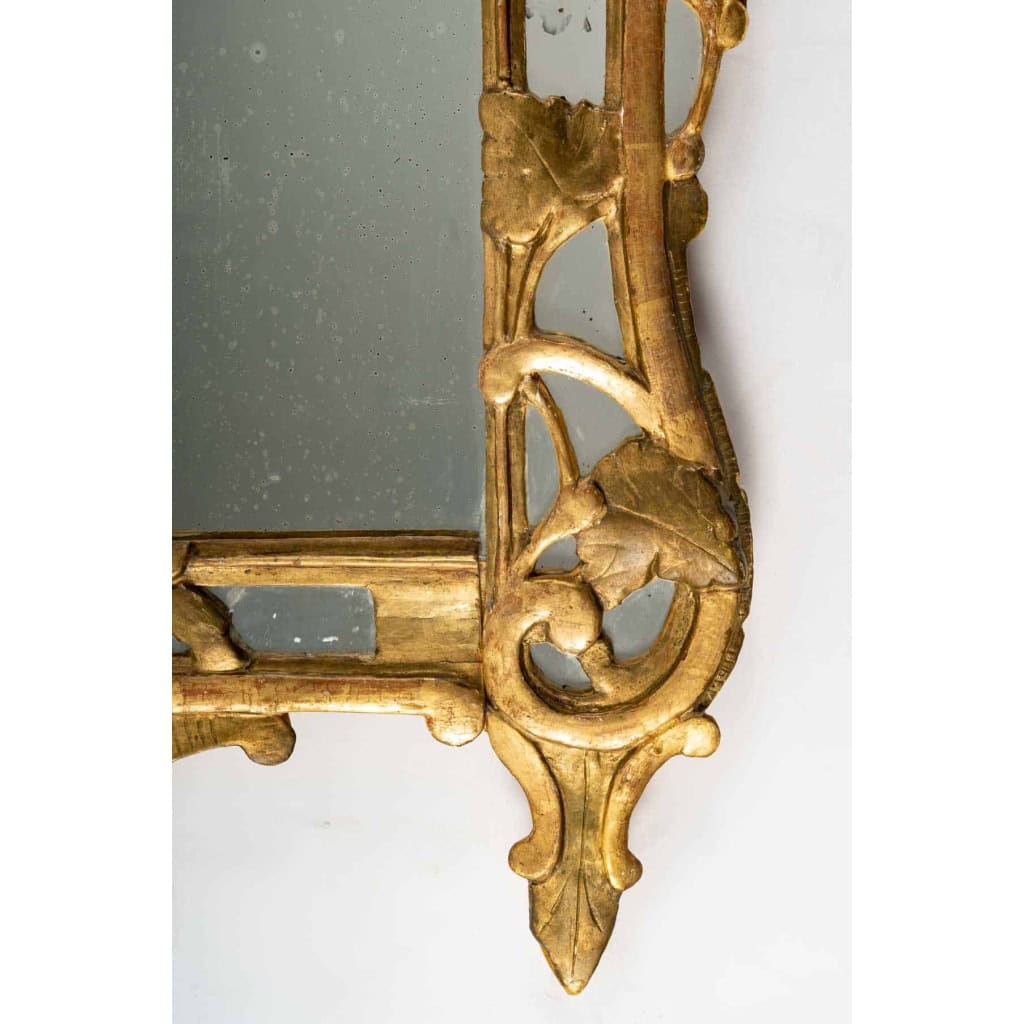 Grand miroir à parecloses d’époque Louis XV (1724 – 1774). | Biron Grand miroir à parecloses d'époque Louis XV (1724 - 1774).