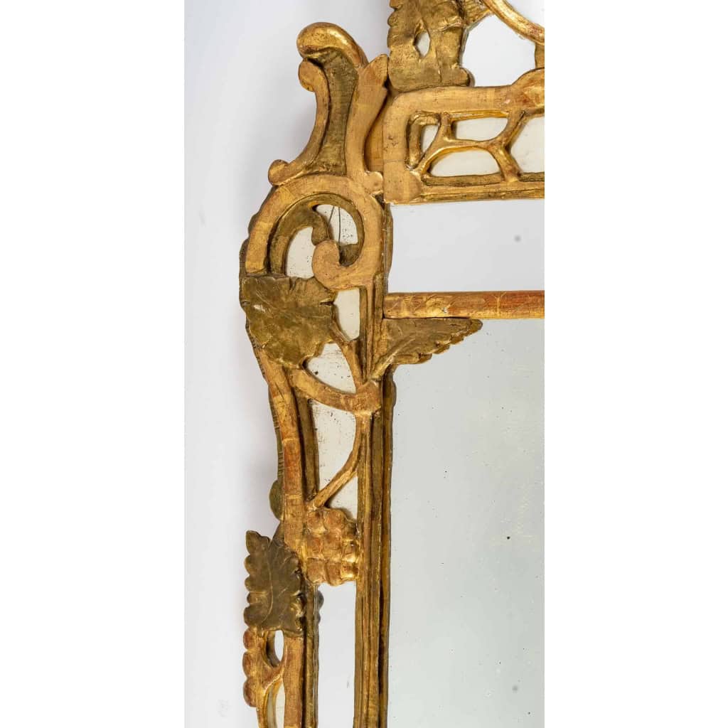 Grand miroir à parecloses d’époque Louis XV (1724 – 1774). | Biron Grand miroir à parecloses d'époque Louis XV (1724 - 1774).