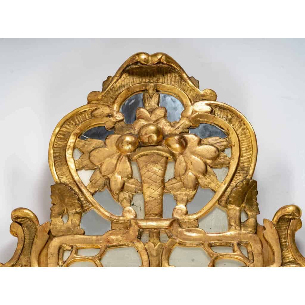 Grand miroir à parecloses d’époque Louis XV (1724 – 1774). | Biron Grand miroir à parecloses d'époque Louis XV (1724 - 1774).
