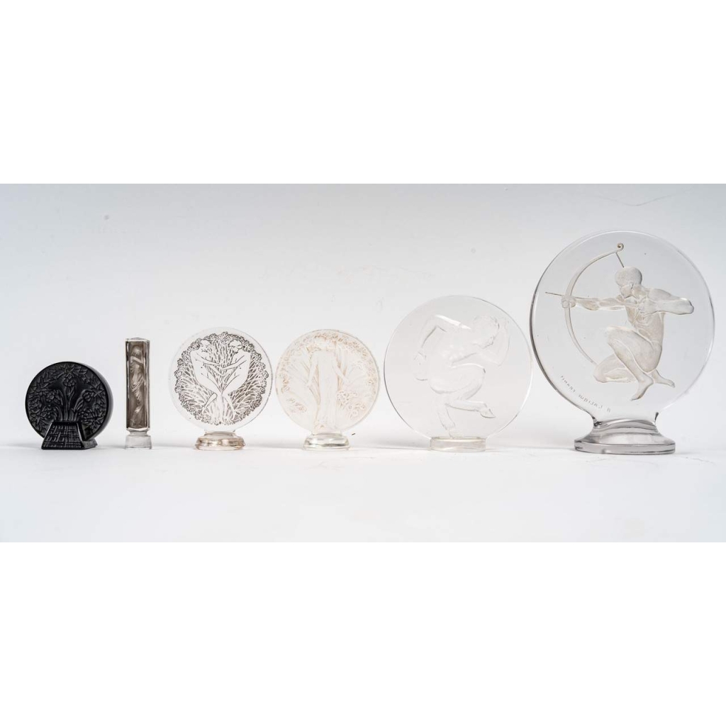 René Lalique : 1912 cachet « Bleuets » en verre teinté Noir | Biron René Lalique : 1912 cachet « Bleuets » en verre teinté Noir