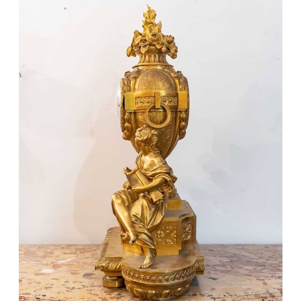 Pendule en bronze doré et ciselée d’époque Napoléon III | Biron Pendule en bronze doré et ciselée d'époque Napoléon III