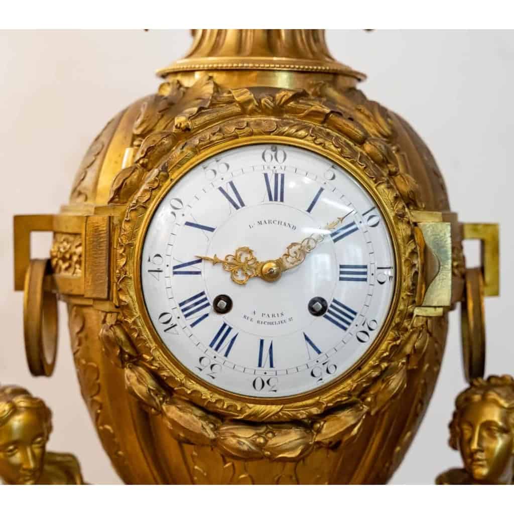 Pendule en bronze doré et ciselée d’époque Napoléon III | Biron Pendule en bronze doré et ciselée d'époque Napoléon III