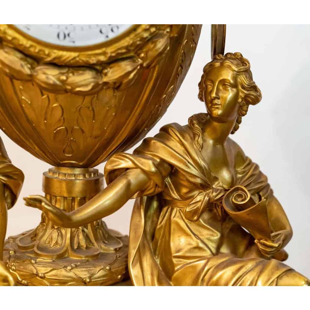 Pendule en bronze doré et ciselée d’époque Napoléon III | Biron Pendule en bronze doré et ciselée d'époque Napoléon III