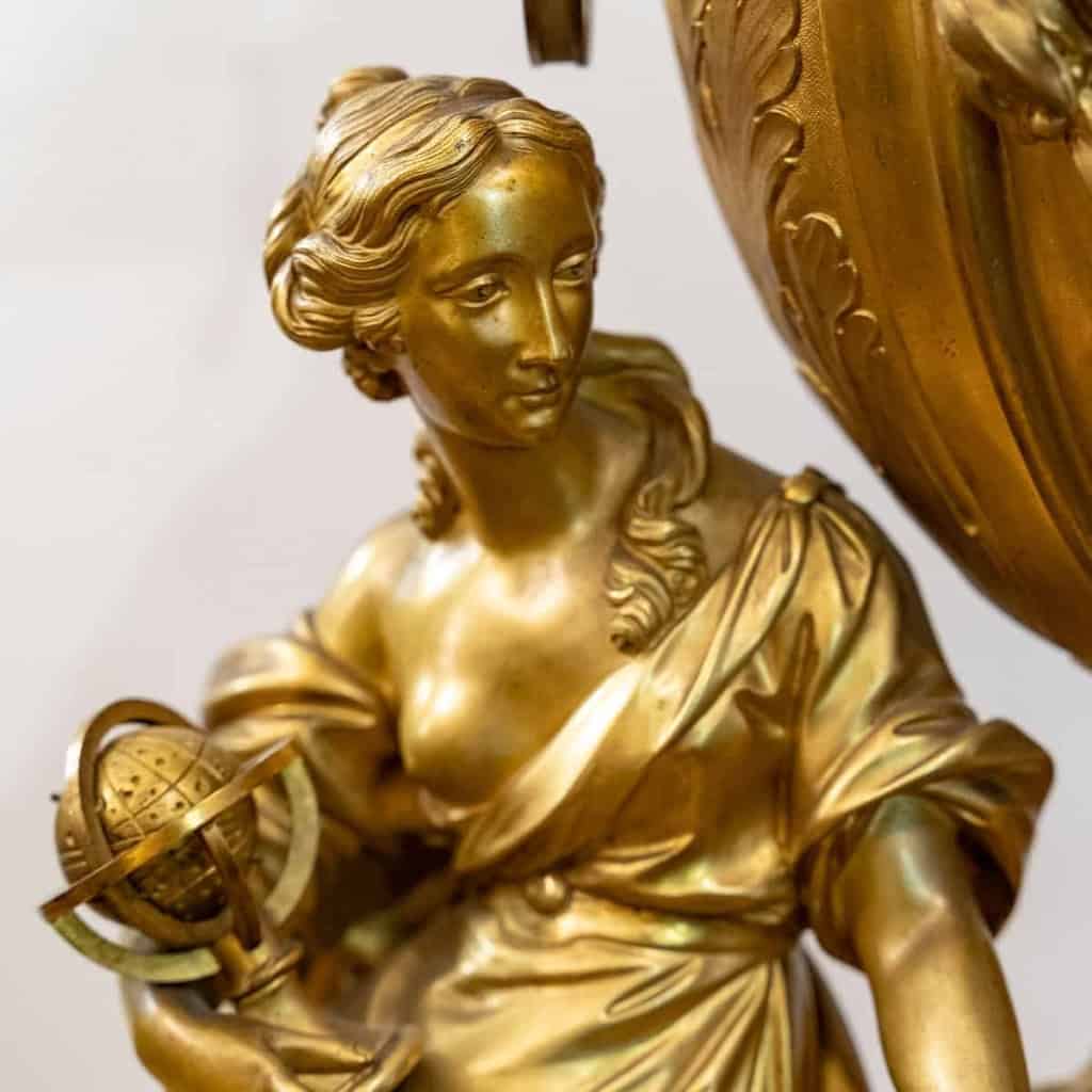 Pendule en bronze doré et ciselée d’époque Napoléon III | Biron Pendule en bronze doré et ciselée d'époque Napoléon III