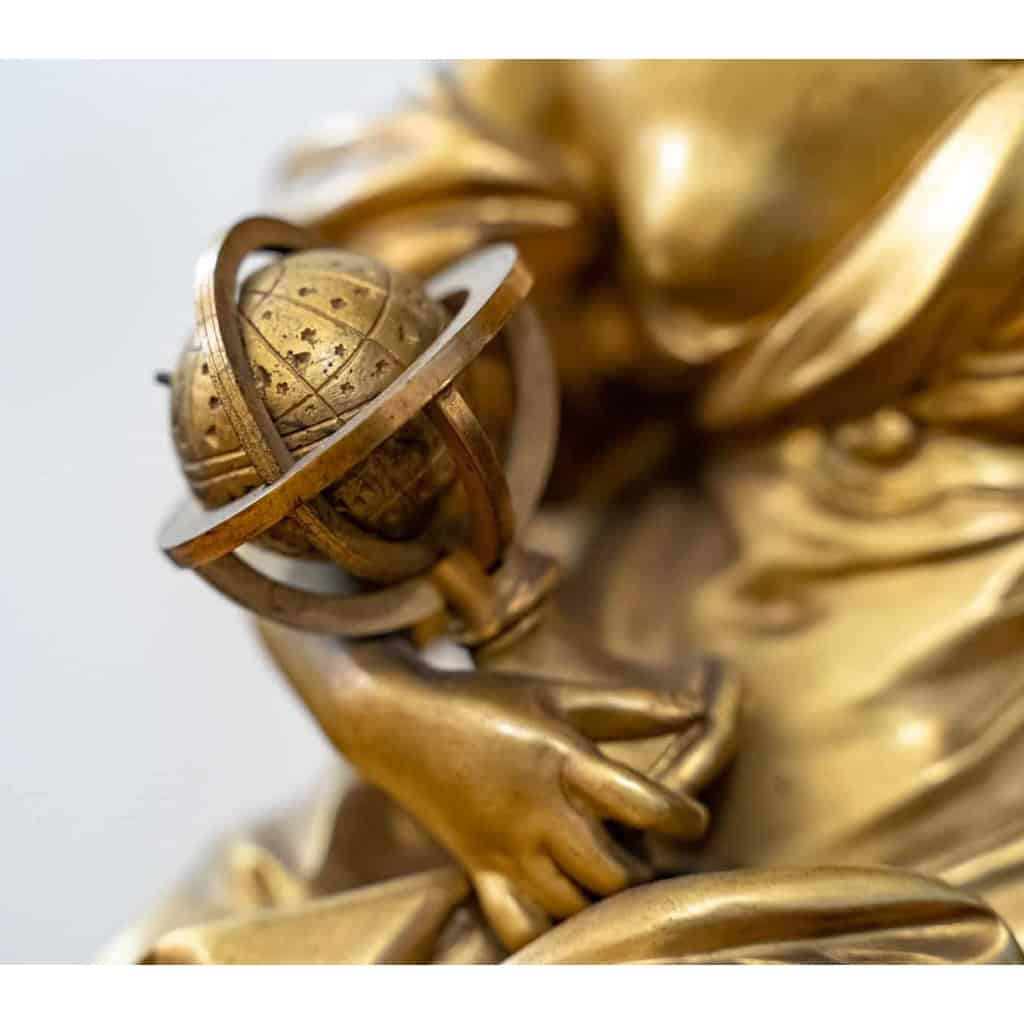 Pendule en bronze doré et ciselée d’époque Napoléon III | Biron Pendule en bronze doré et ciselée d'époque Napoléon III