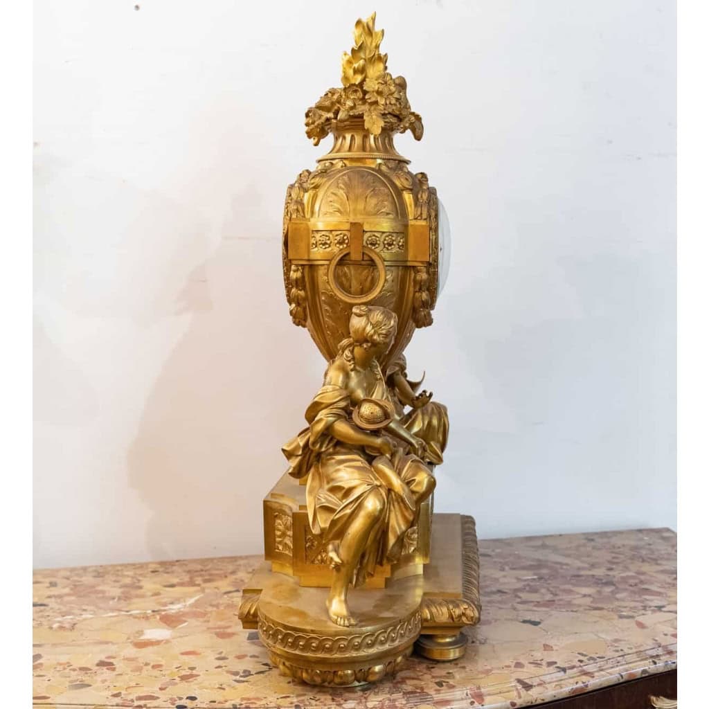 Pendule en bronze doré et ciselée d’époque Napoléon III | Biron Pendule en bronze doré et ciselée d'époque Napoléon III