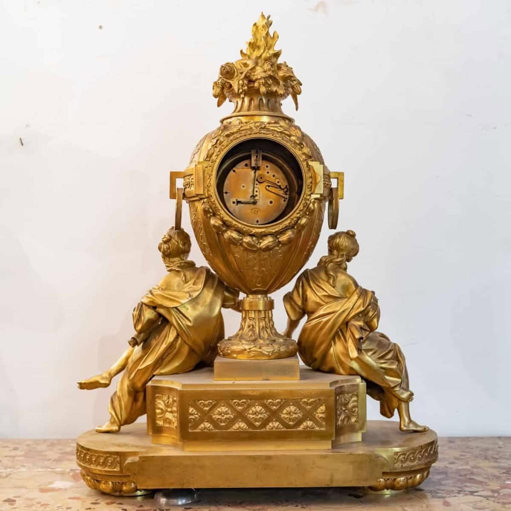 Pendule en bronze doré et ciselée d’époque Napoléon III | Biron Pendule en bronze doré et ciselée d'époque Napoléon III