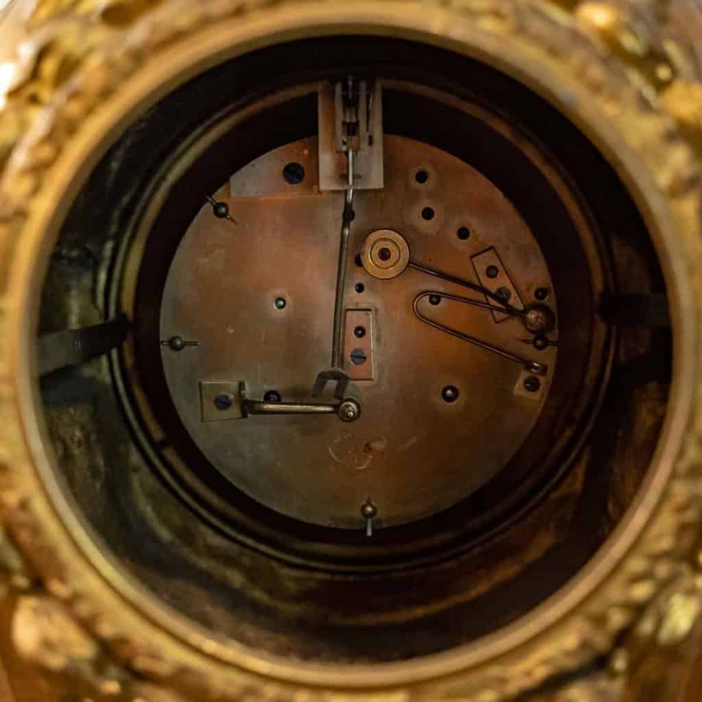 Pendule en bronze doré et ciselée d’époque Napoléon III | Biron Pendule en bronze doré et ciselée d'époque Napoléon III