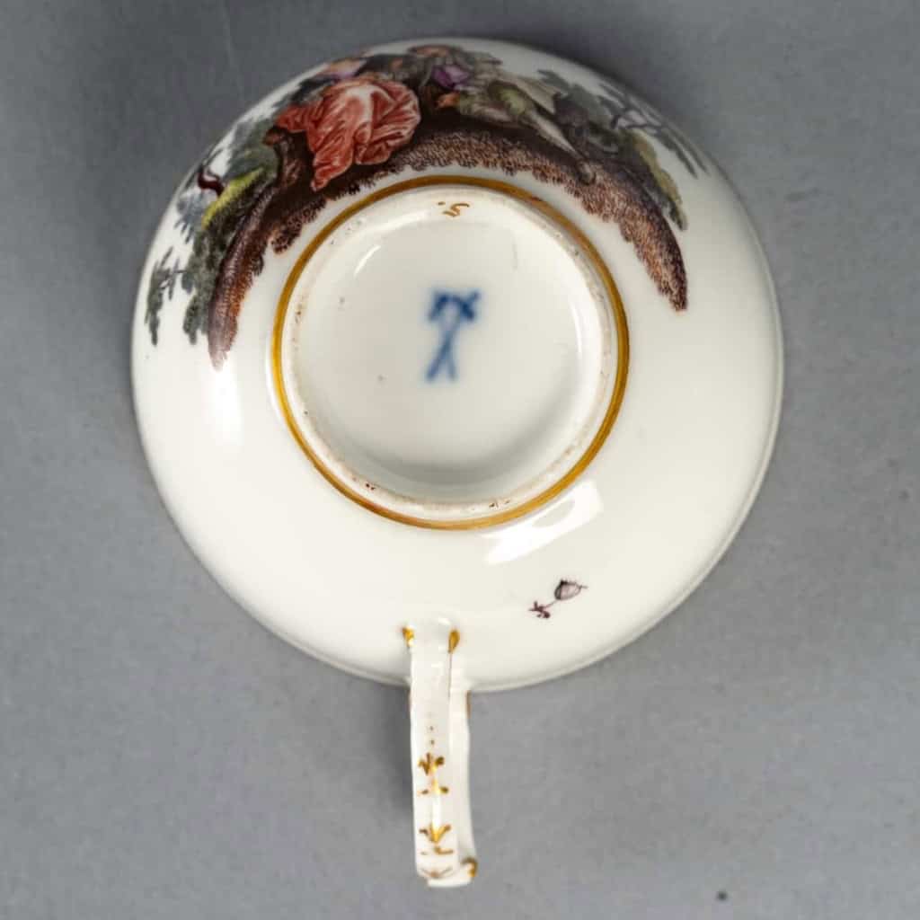 Tasse et soucoupe, au décor peint d’après Watteau, Meissen, Circa 1745. | Biron Tasse et soucoupe, au décor peint d'après Watteau, Meissen, Circa 1745.