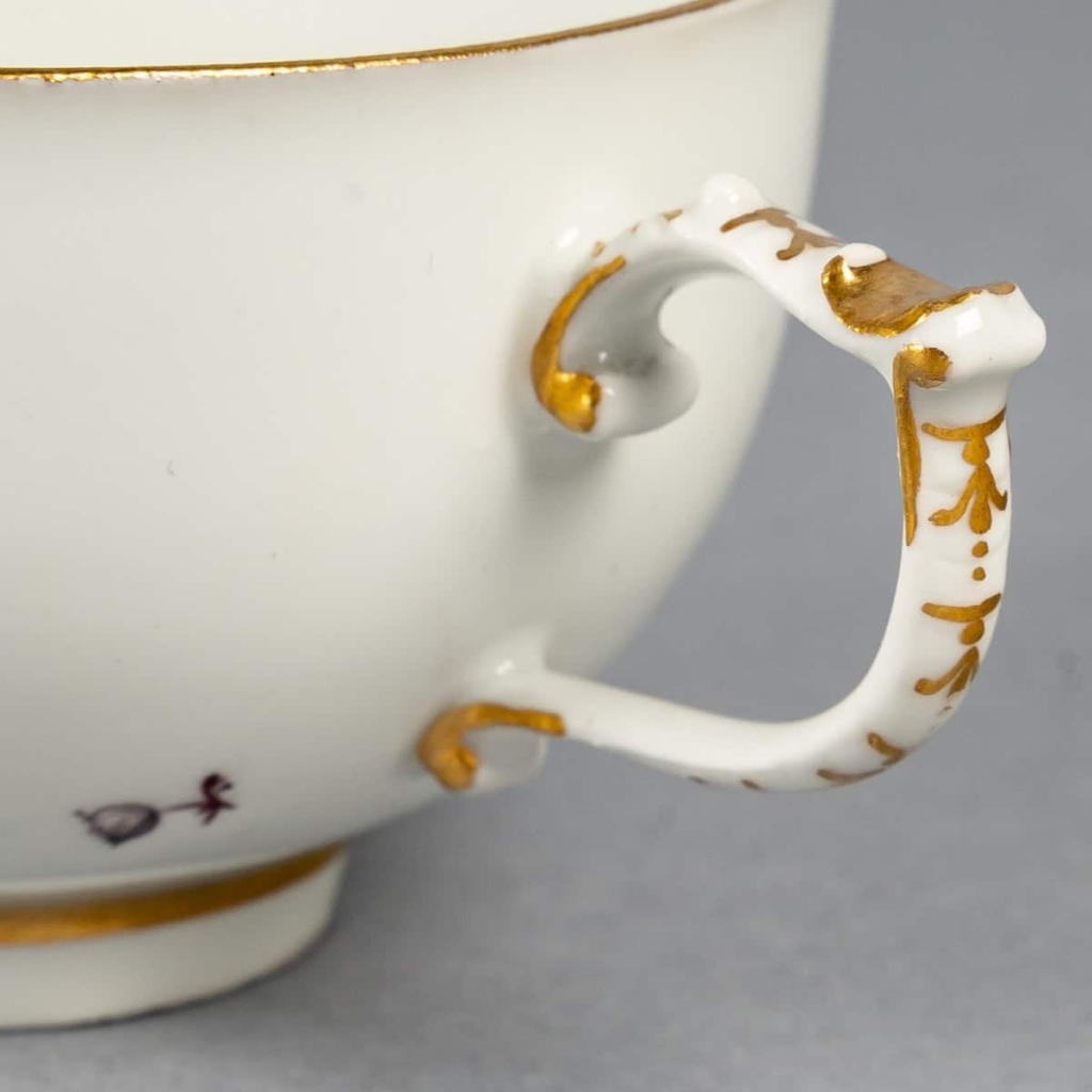 Tasse et soucoupe, au décor peint d’après Watteau, Meissen, Circa 1745. | Biron Tasse et soucoupe, au décor peint d'après Watteau, Meissen, Circa 1745.
