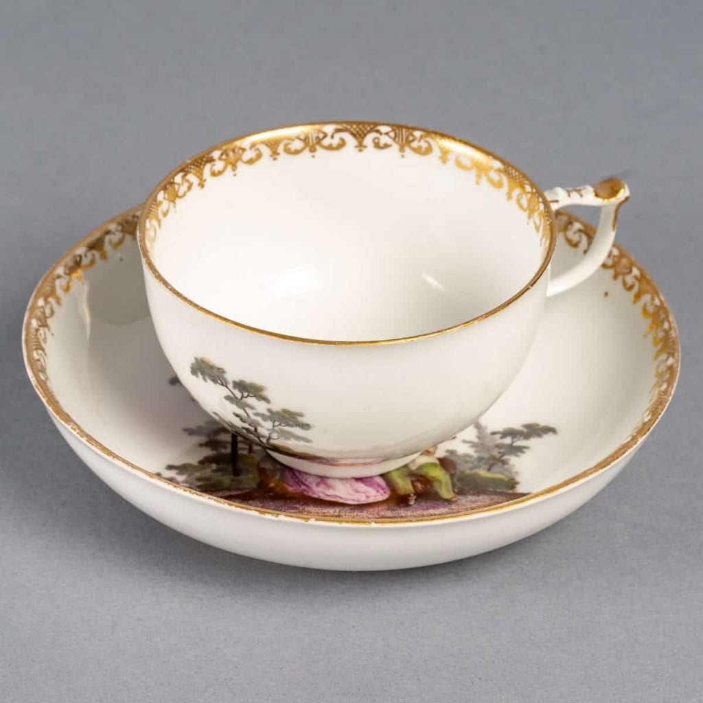 Tasse et soucoupe, au décor peint d’après Watteau, Meissen, Circa 1745. | Biron Tasse et soucoupe, au décor peint d'après Watteau, Meissen, Circa 1745.