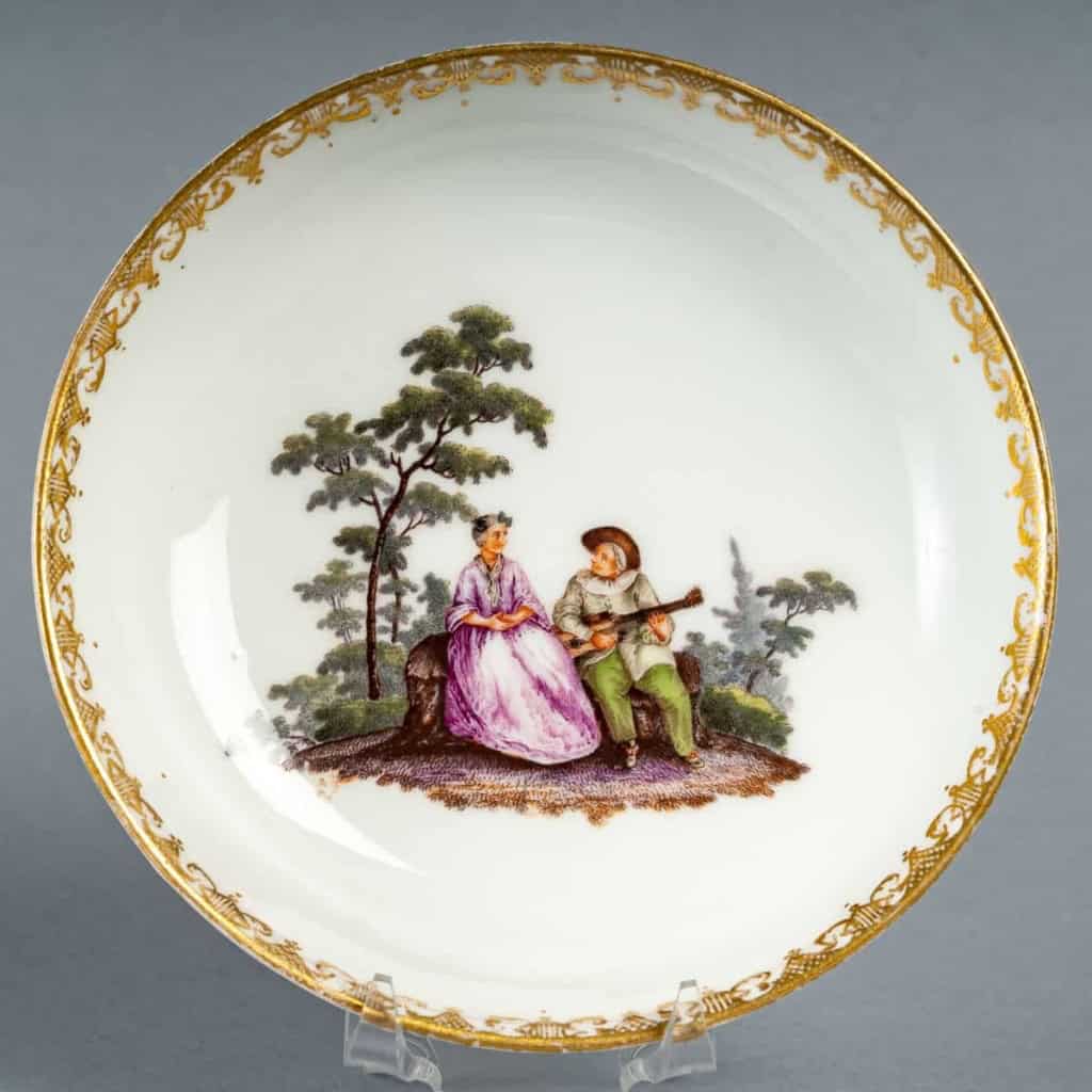 Tasse et soucoupe, au décor peint d’après Watteau, Meissen, Circa 1745. | Biron Tasse et soucoupe, au décor peint d'après Watteau, Meissen, Circa 1745.