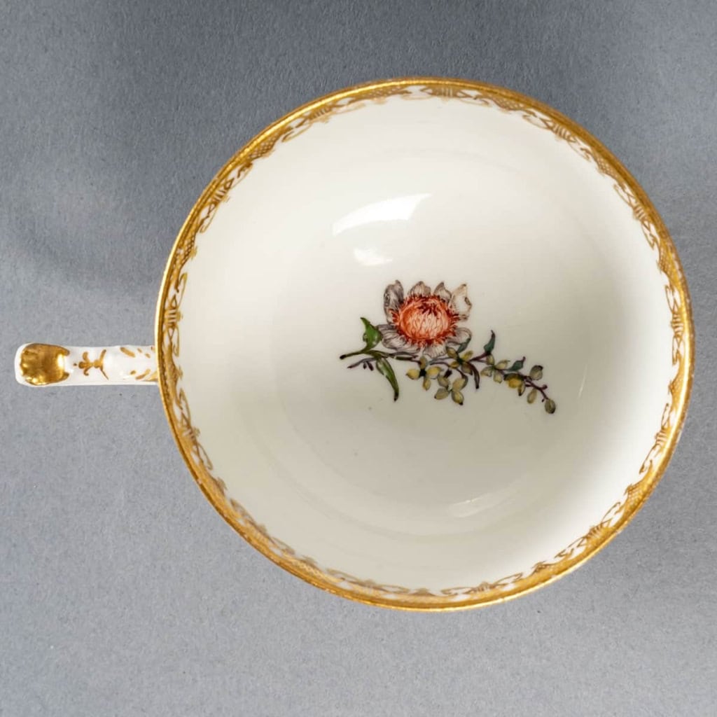 Tasse et soucoupe, au décor peint d’après Watteau, Meissen, Circa 1745. | Biron Tasse et soucoupe, au décor peint d'après Watteau, Meissen, Circa 1745.