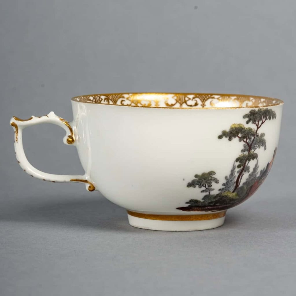 Tasse et soucoupe, au décor peint d’après Watteau, Meissen, Circa 1745. | Biron Tasse et soucoupe, au décor peint d'après Watteau, Meissen, Circa 1745.
