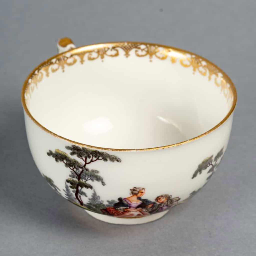 Tasse et soucoupe, au décor peint d’après Watteau, Meissen, Circa 1745. | Biron Tasse et soucoupe, au décor peint d'après Watteau, Meissen, Circa 1745.