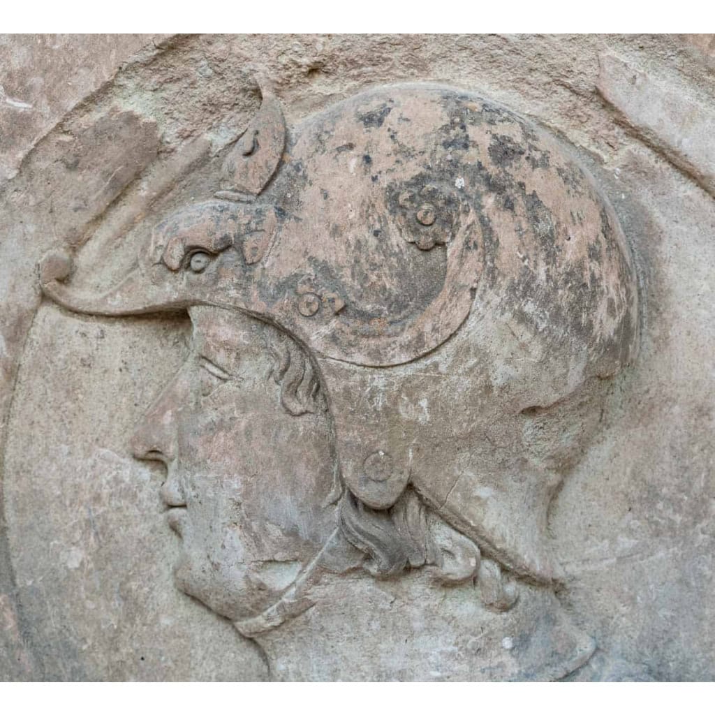 Sculpture en médaillon d’une tête de guerrier, circa 1500 | Biron Sculpture en médaillon d'une tête de guerrier, circa 1500