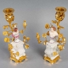 Paire de bougeoirs en bronze doré avec sujets en porcelaine, travail italien du XVIIIe siècle et monture XIXe.