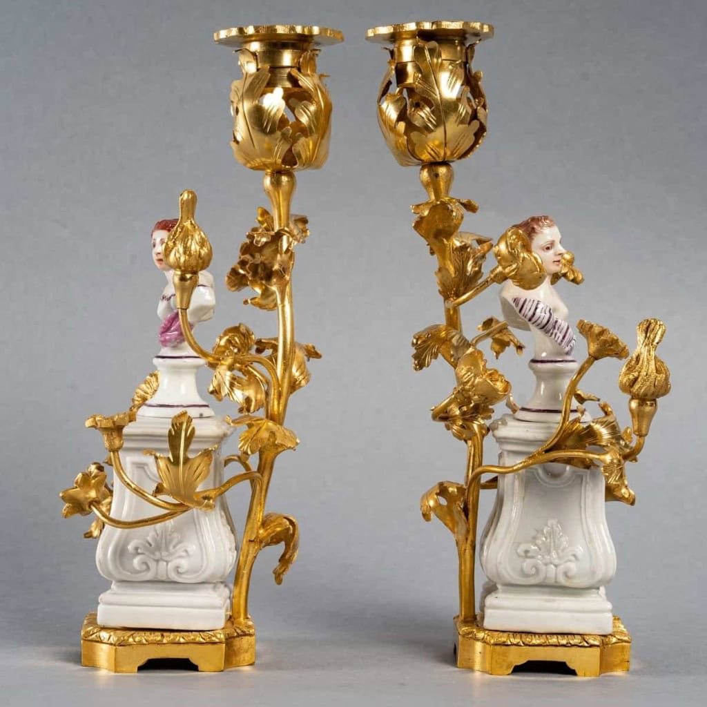 Paire de bougeoirs en bronze doré avec sujets en porcelaine, travail italien du XVIIIe siècle et monture XIXe.