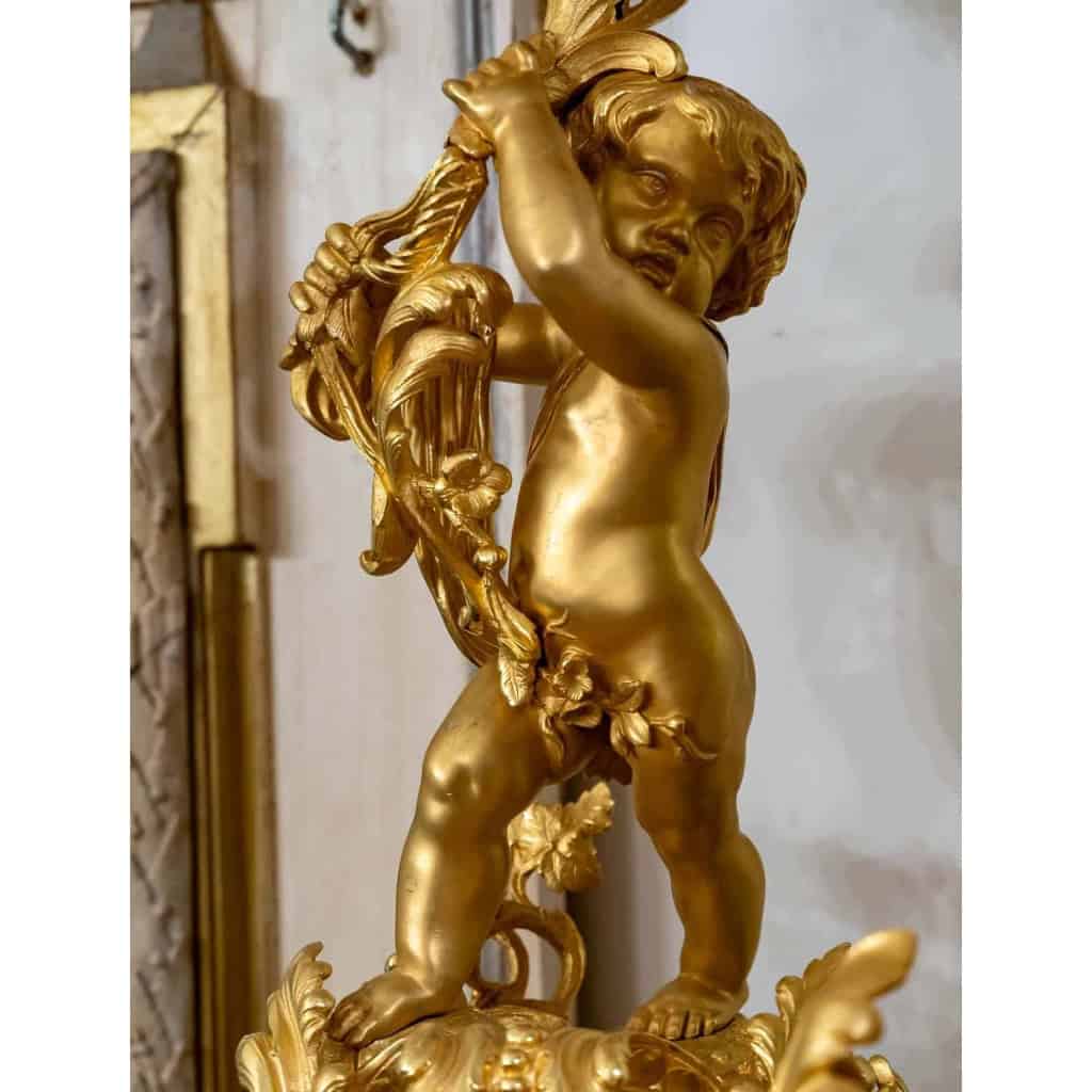 Exceptionnelle garniture de cheminée en bronze dorée et ciselé. | Biron Exceptionnelle garniture de cheminée en bronze dorée et ciselé.