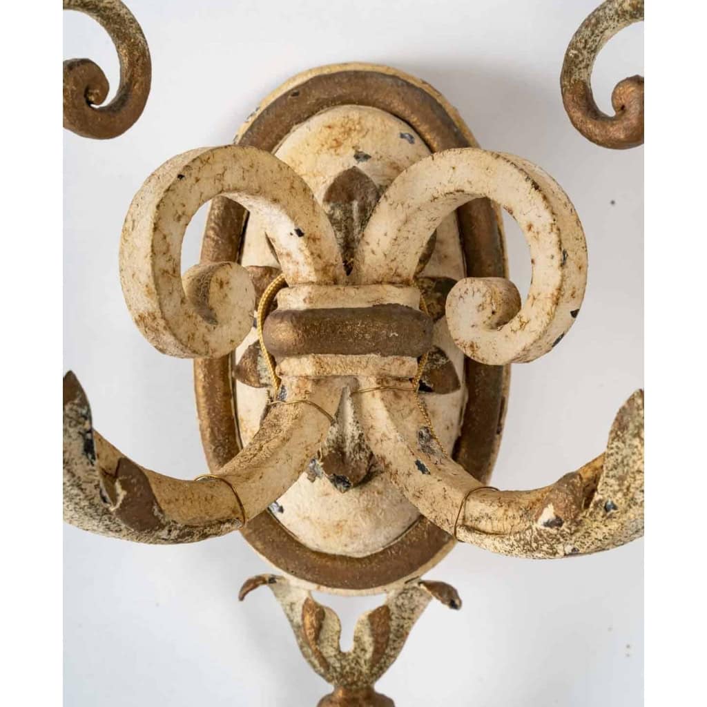 3 appliques à 2 lumières en fer forgé, début XXème siècle | Biron 3 appliques à 2 lumières en fer forgé, début XXème siècle