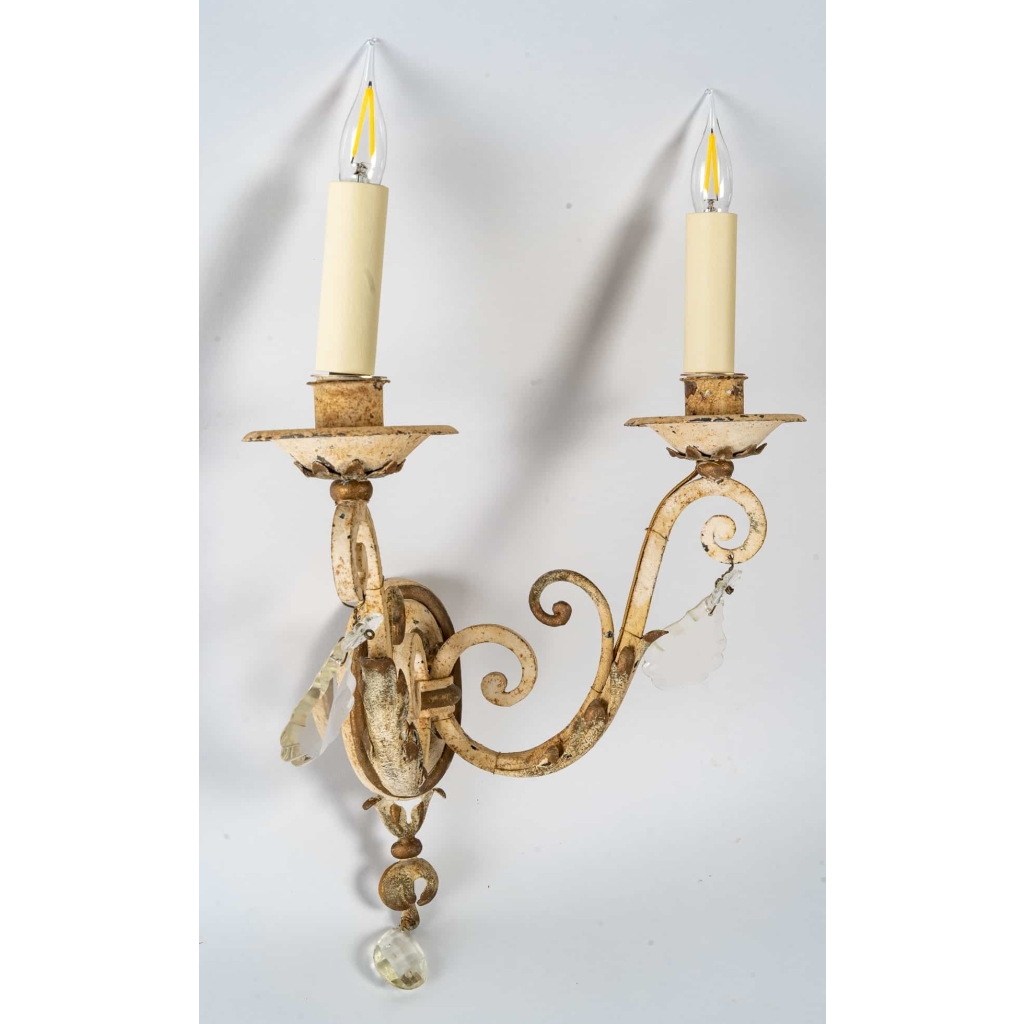 3 appliques à 2 lumières en fer forgé, début XXème siècle | Biron 3 appliques à 2 lumières en fer forgé, début XXème siècle