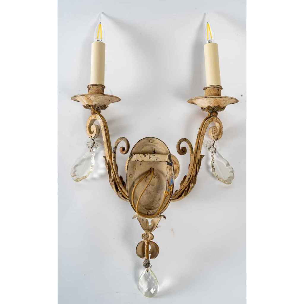 3 appliques à 2 lumières en fer forgé, début XXème siècle | Biron 3 appliques à 2 lumières en fer forgé, début XXème siècle