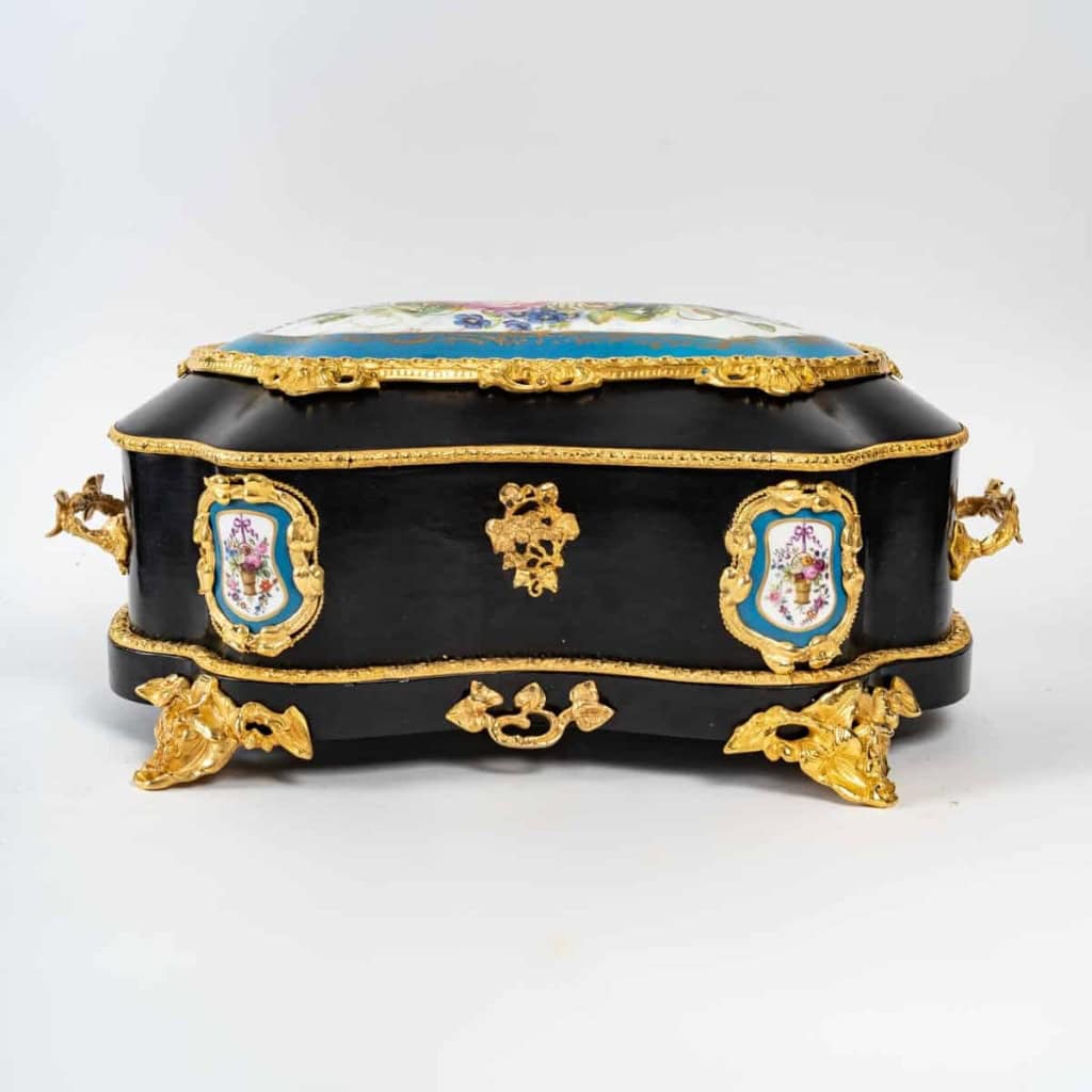 Boîte à bijoux en ébène noire et plaque de Sèvres d’époque XIXème siècle | Biron Boîte à bijoux en ébène noire et plaque de Sèvres d'époque XIXème siècle