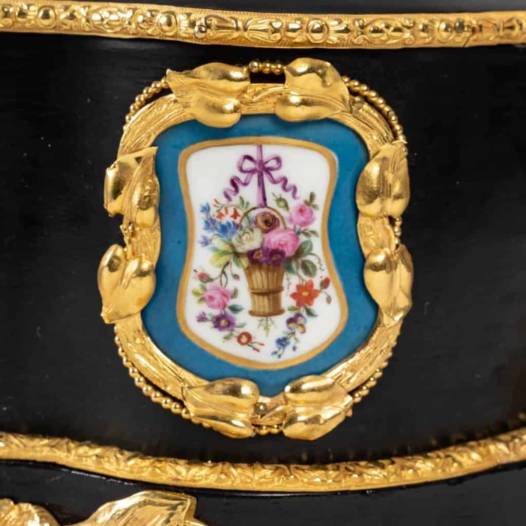 Boîte à bijoux en ébène noire et plaque de Sèvres d’époque XIXème siècle | Biron Boîte à bijoux en ébène noire et plaque de Sèvres d'époque XIXème siècle