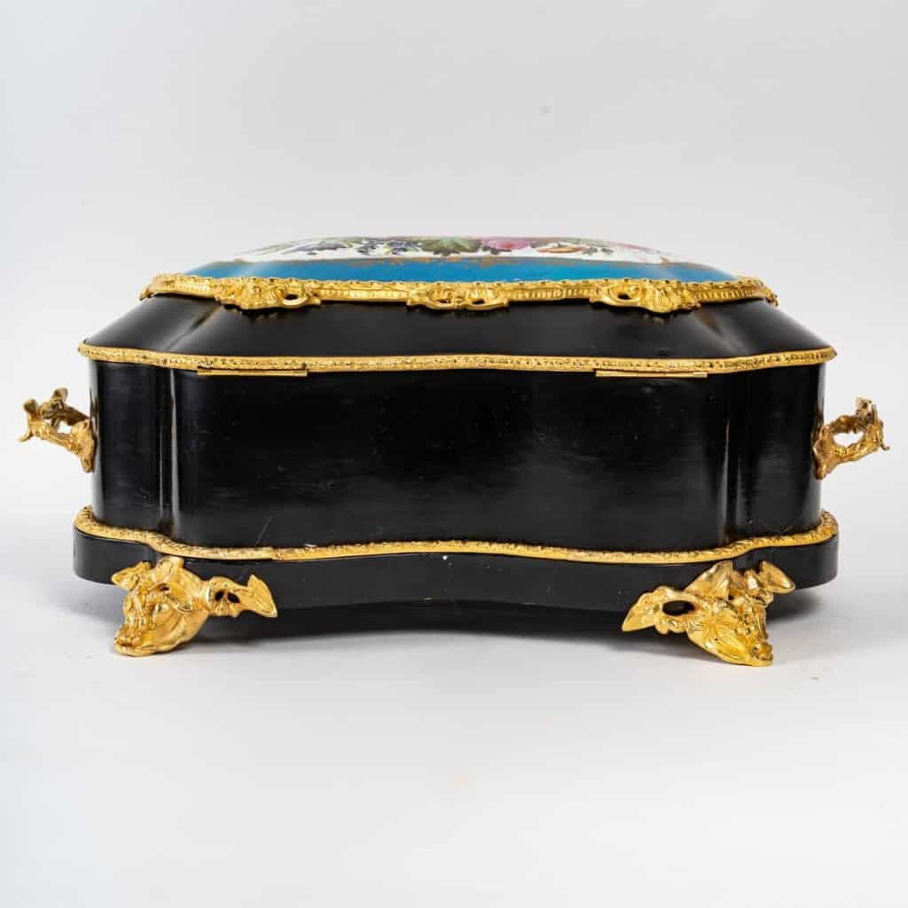 Boîte à bijoux en ébène noire et plaque de Sèvres d’époque XIXème siècle | Biron Boîte à bijoux en ébène noire et plaque de Sèvres d'époque XIXème siècle