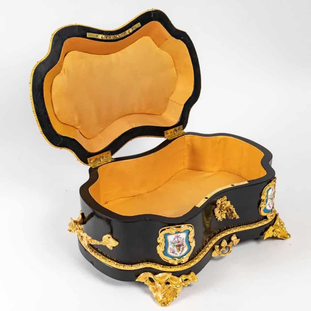 Boîte à bijoux en ébène noire et plaque de Sèvres d’époque XIXème siècle | Biron Boîte à bijoux en ébène noire et plaque de Sèvres d'époque XIXème siècle