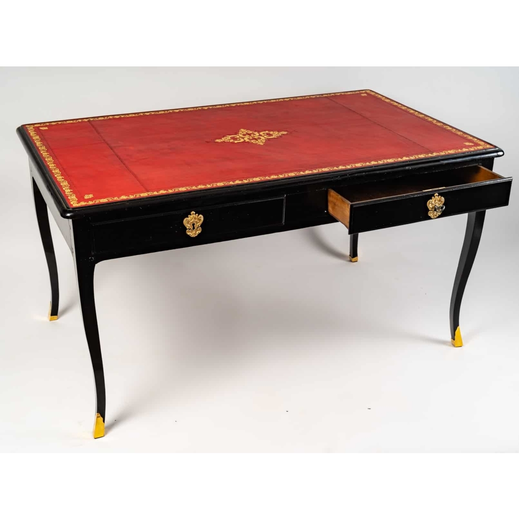 Bureau plat en bois laqué noir à double face, Époque Régence | Biron Bureau plat en bois laqué noir à double face, Époque Régence